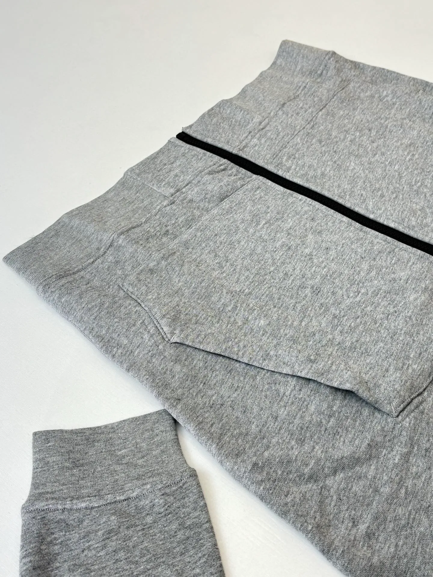 P530 Stone islan*/stone island basic zipper sweatshirt jacket with armband, originally purchased at 2442, the fabric is custom-made 100% cotton, the armband pattern is embroidered with Tajima machine thousands of needles, the stitching is fine and dense, the pattern is clear and the lines and three-dimensionality are strong. The hardware and accessories of the whole garment are all customized according to the original mold, with nylon rope zipper pullers, raglan sleeves and kangaroo pockets. Size: S/M/L